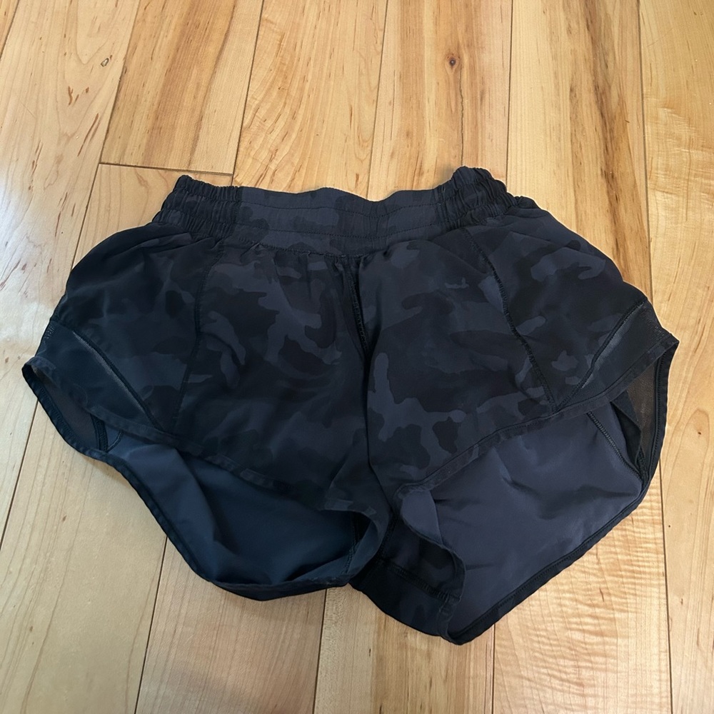 lululemon hotty hot shorts 2.5”